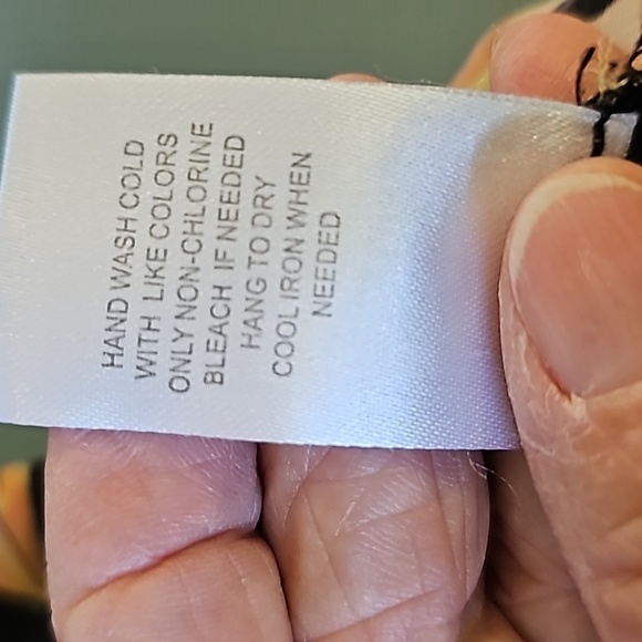 DR2 Women's black Floral design blouse. Long sleeves.  HI/LO. Size small. - Picture 9 of 9